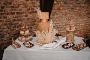 Sweets-Table mit Cake-Pops, Cupcakes und Hochzeitstorte