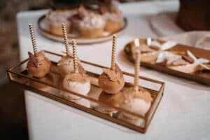 Sweets zur Hochzeit mit Cupcakes, Donutwand, Cake-Pops und Stiel-Minikuchen