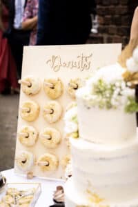 Sweets-Table mit Donutwand, Cake-Pops, Cupcakes und Hochzeitstorte