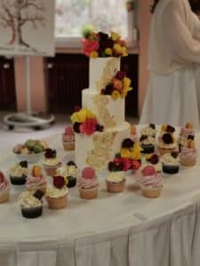 Sweets-Table mit Cupcakes und Hochzeitstorte
