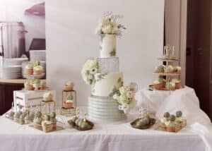 Sweets-Table mit Hochzeitstorte im Farbkonzept der Hochzeit