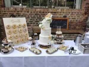Sweets-Table mit Donut-Wand, Cupcakes, Cake-Pops und Hochzeitstorte