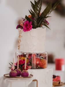 Sweets-Table mit Macarons, Cupcakes und Hochzeitstorte