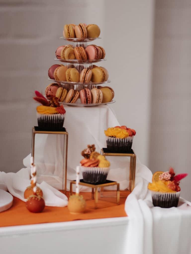 Sweets-Tabel mit Macarons, Cake-Pops und Cupcakes