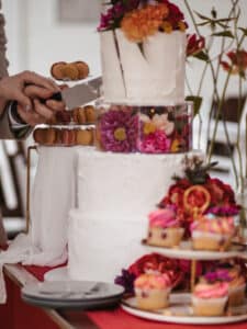 Sweets-Table mit Macarons, Cupcakes und Hochzeitstorte