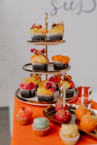Sweets-Tabel mit Cake-Pops und Cupcakes