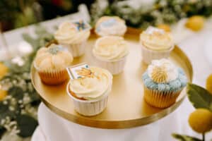 Individuelle Cupcakes passend zum Farbkonzept der Hochzeit