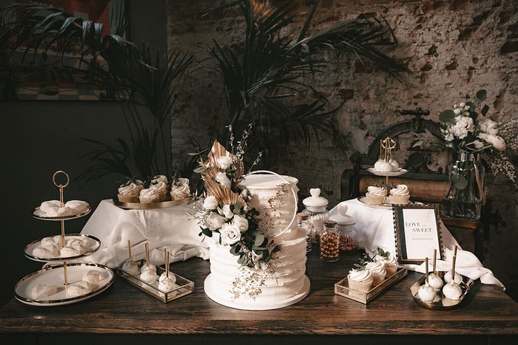 Sweets-Table mit Cake-Pops, Cupcakes und Hochzeitstorte
