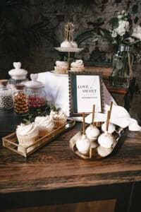 Sweets-Table mit Cake-Pops, Cupcakes